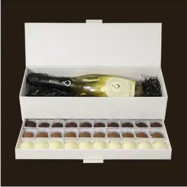 Caixa com espumante e bombons sortidos.