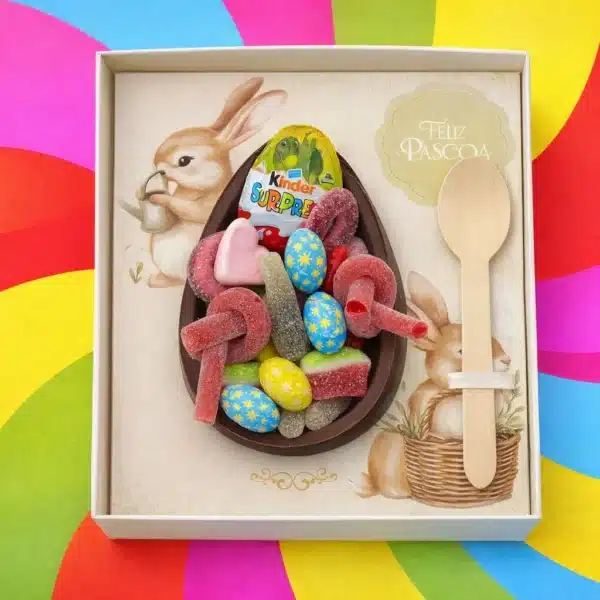 Meio ovo de chocolate com gomas dentro dele.