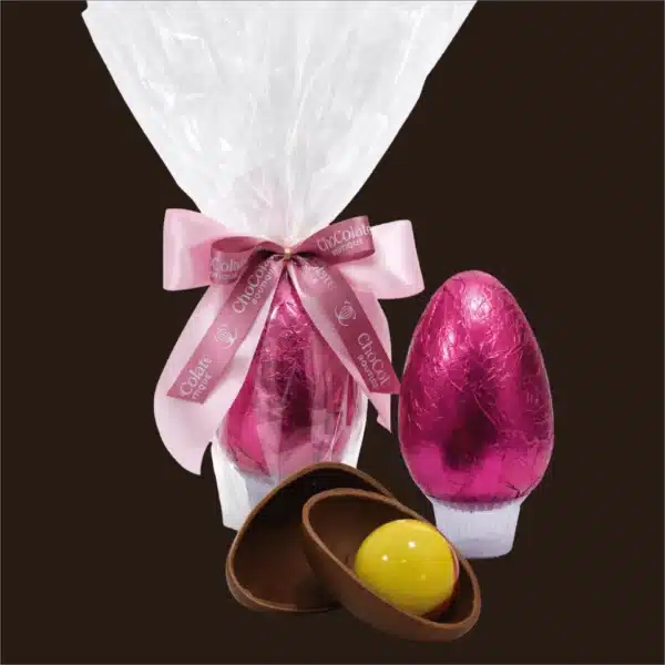 Ovo de chocolate com bola de brinde embrulhado.