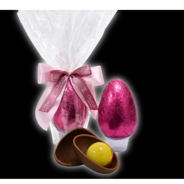 Um ovo com brinde e um segundo ovo embrulhado