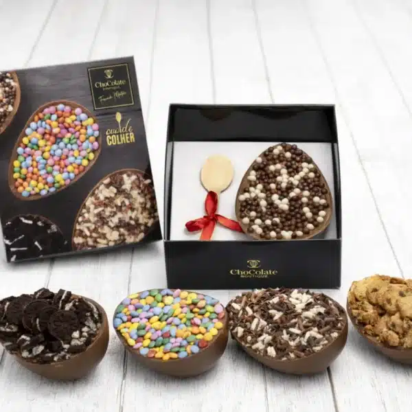 Foto de 5 ovos de colher premium com fundo de madeira branca.