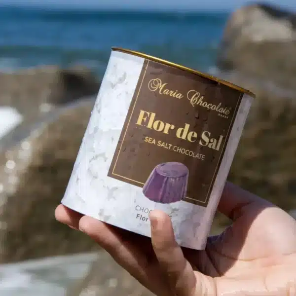 Lata de bombons de chocolate com recheio.