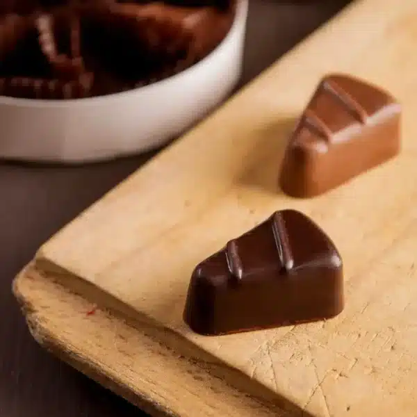 Lata de bombons de chocolate com recheio.