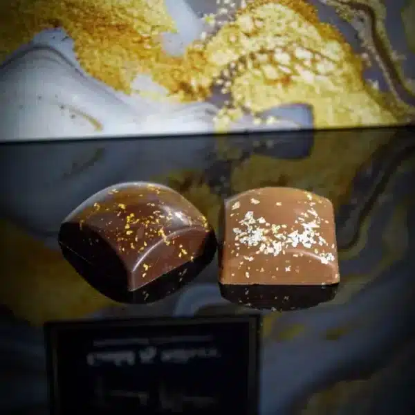 Caixa de bombons de chocolate sortidos.