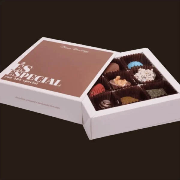 Caixa de bombons de chocolate sortidos.