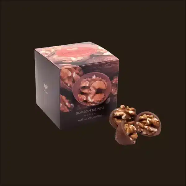 Caixa de bombom de chocolate com recheio.