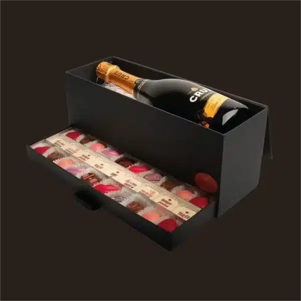 Caixa com bombons de chocolate e espumante.