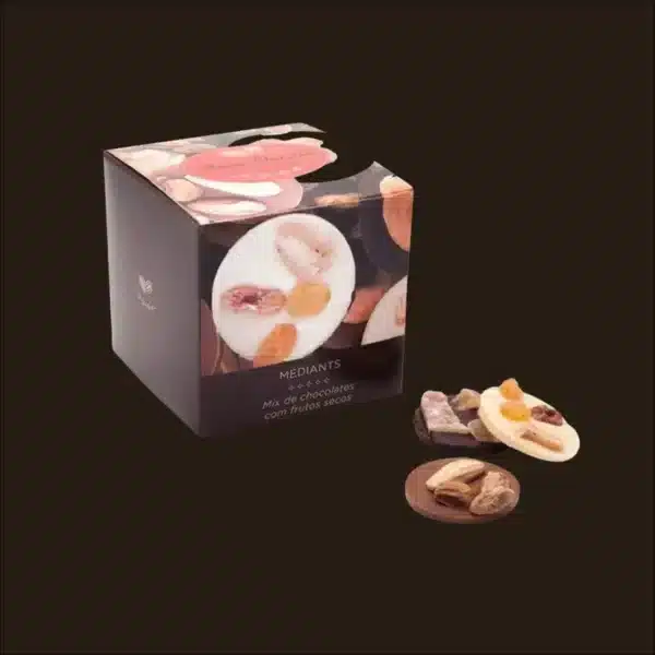 Caixa de bombons com frutos secos.