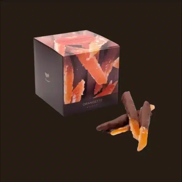 Caixa de tiras de laranja cristalizadas e chocolate.