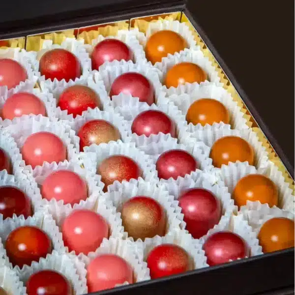 Caixa de bombons de chocolate sortidos.