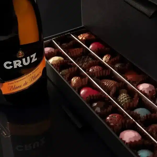 Caixa de bombons de chocolate e espumante.
