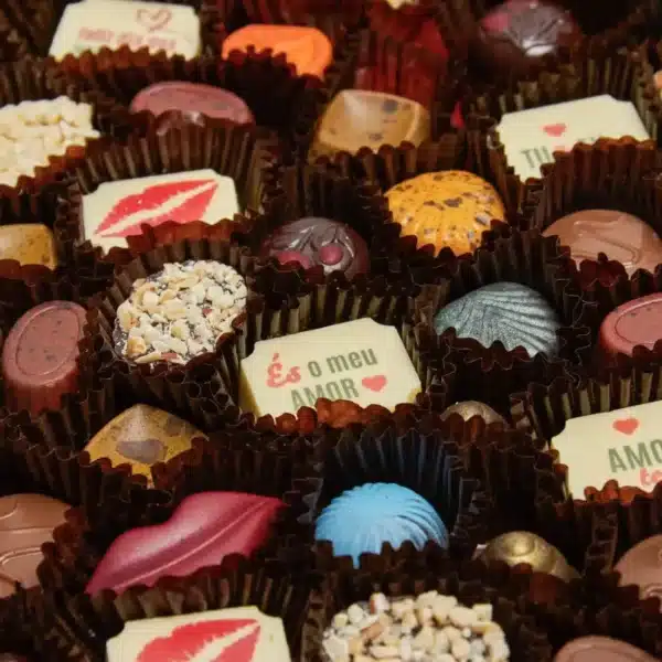 Caixa de bombons de chocolate sortidos.