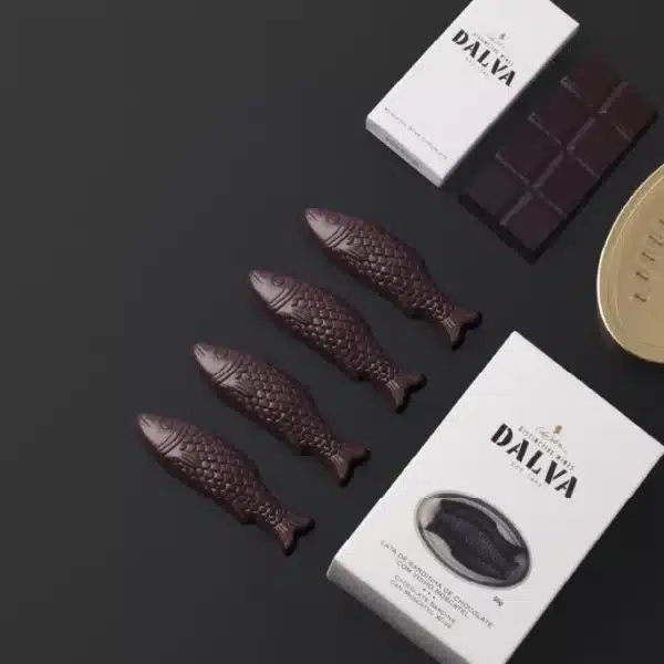 Mini tablete de chocolate e caixa de sardinhas de chocolate com recheio.