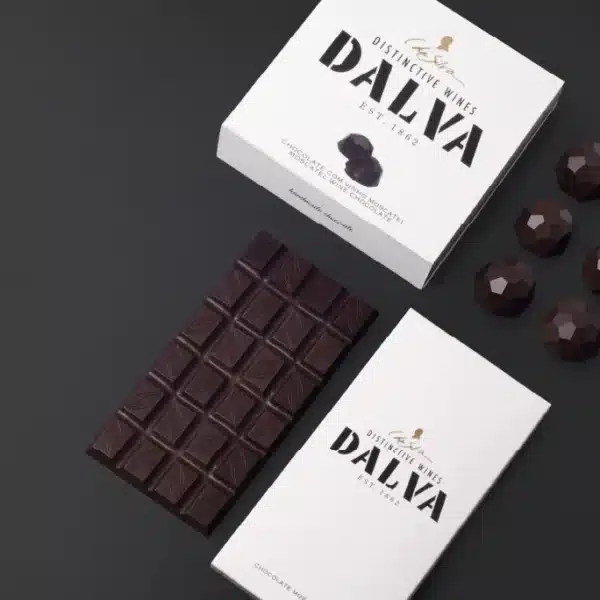 Tablete e caixa de bombons de chocolate com recheio.