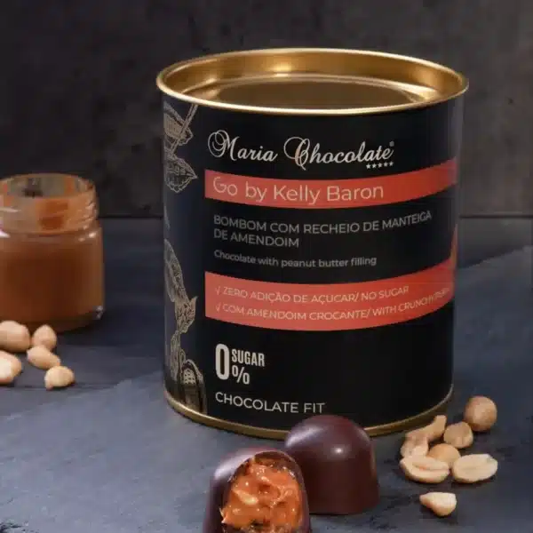 Lata de bombons de chocolate com recheio by Kelly Baron.