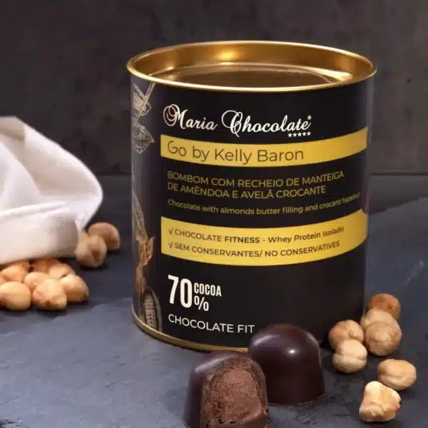 Lata de bombons de chocolate com recheio by Kelly Baron.