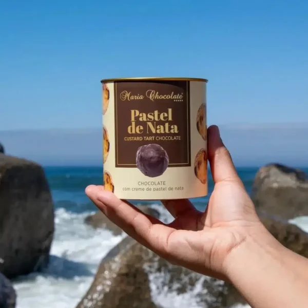 Lata de bombons de chocolate com recheio.