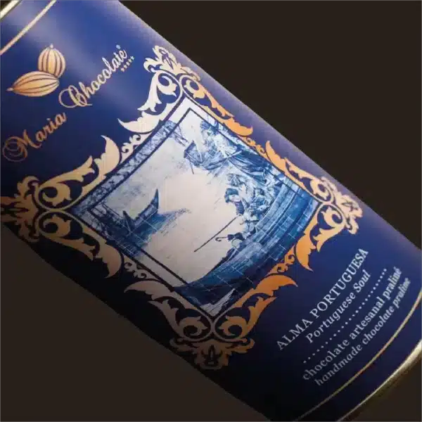 Lata de bombons de chocolate com recheio.