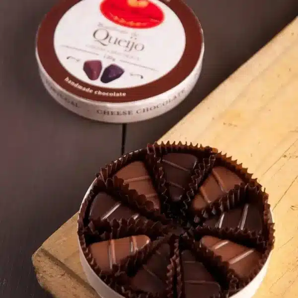 Lata de bombons de chocolate com recheio de queijo.