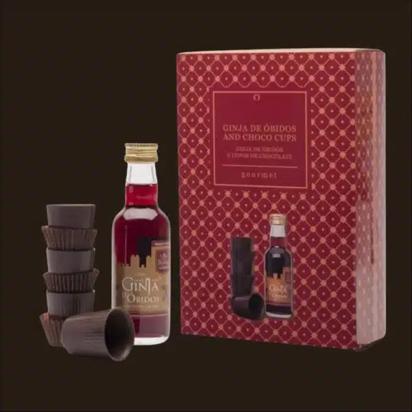 Licor de Ginja de Óbidos com copos de chocolate.