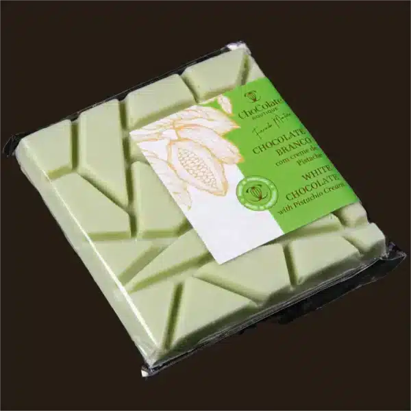 Mosaico de chocolate branco com creme de pistachio.