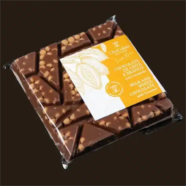 Mosaico de chocolate de leite e chocolate branco com caramelo