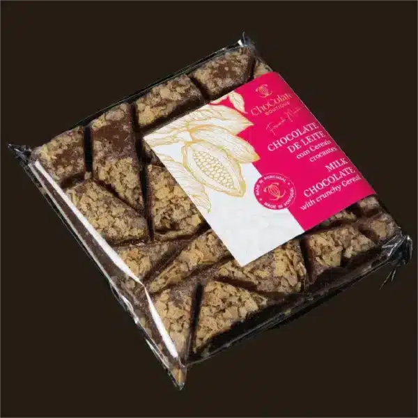 Mosaico de chocolate de leite com cereais crocantes.