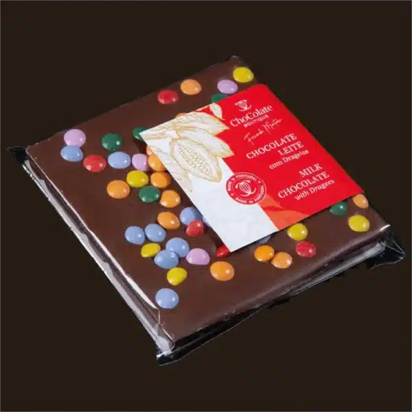 Mosaico de chocolate de leite com drageias.