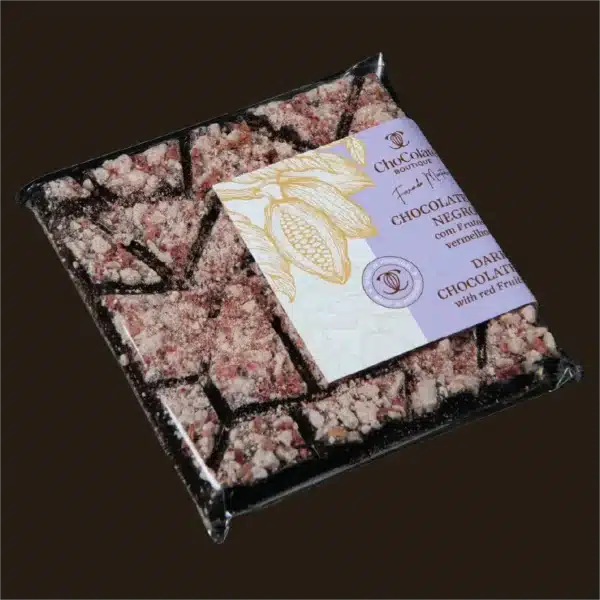 Mosaico de chocolate com frutos vermelhos.