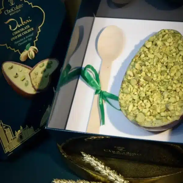 Ovo de colher de chocolate com recheio.