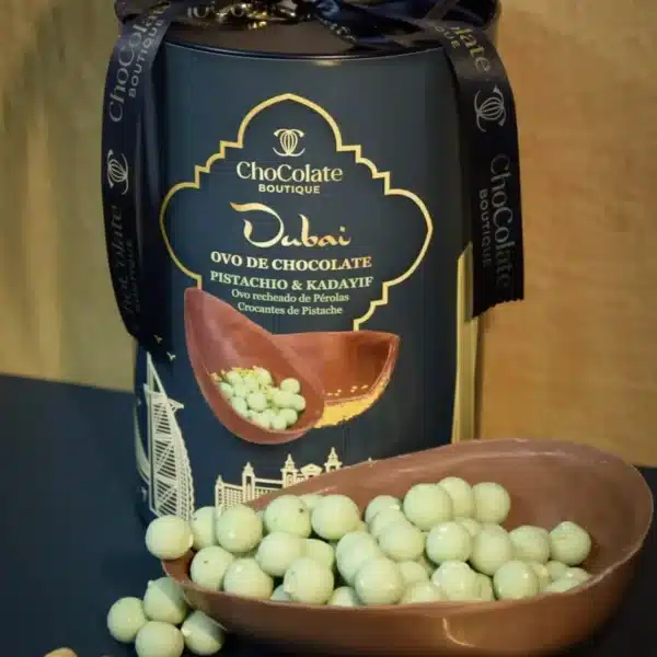 Ovo de chocolate de perolas crocantes.