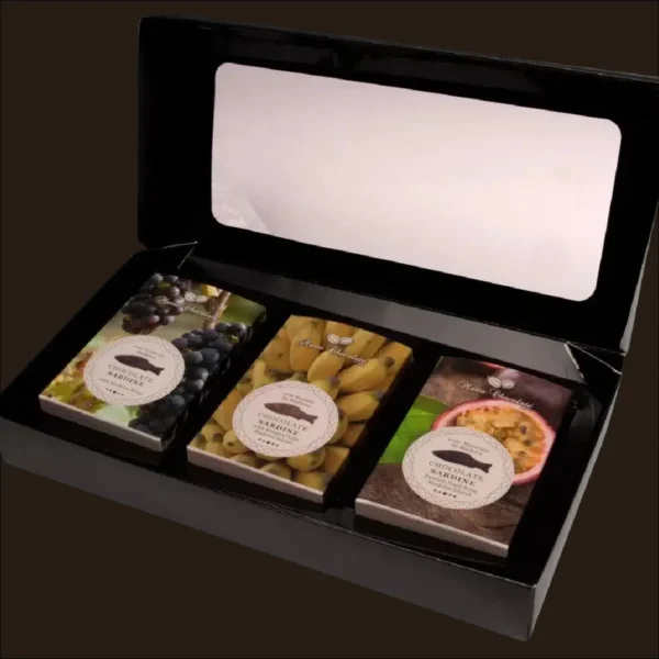 Latas de sardinhas de chocolate com recheio.