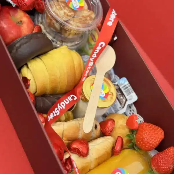 Tabuleiro com frutas, bolos e sumos da Dora´s.