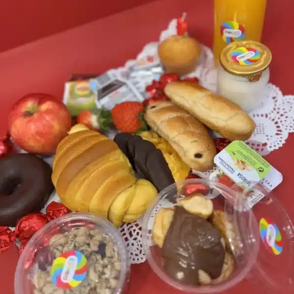 Tabuleiro com frutas, bolos e sumos da Dora´s.