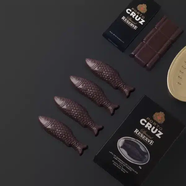 Conjunto de mini tablete de chocolate e sardinha.
