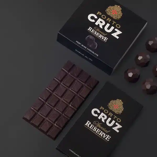 Conjunto de caixa de bombons e de tablete de chocolate.