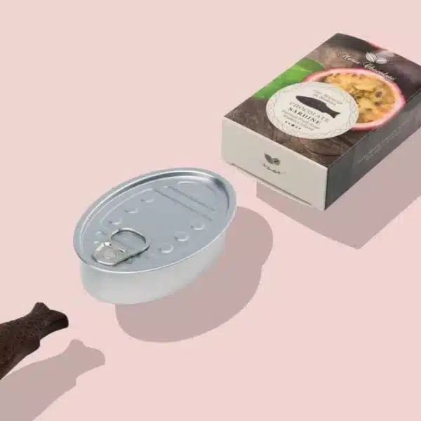 Lata de sardinha de chocolate com recheio.
