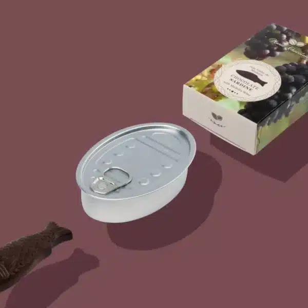 Lata de sardinha de chocolate com recheio.