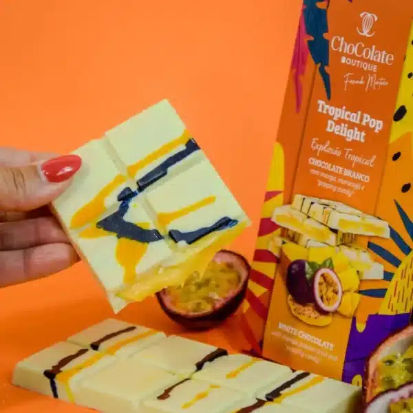 Tablete de chocolate com recheio.