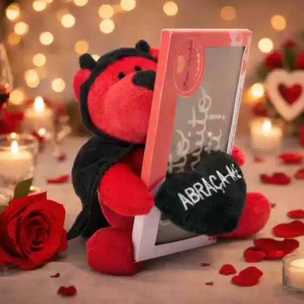 Urso com tablete de chocolate.