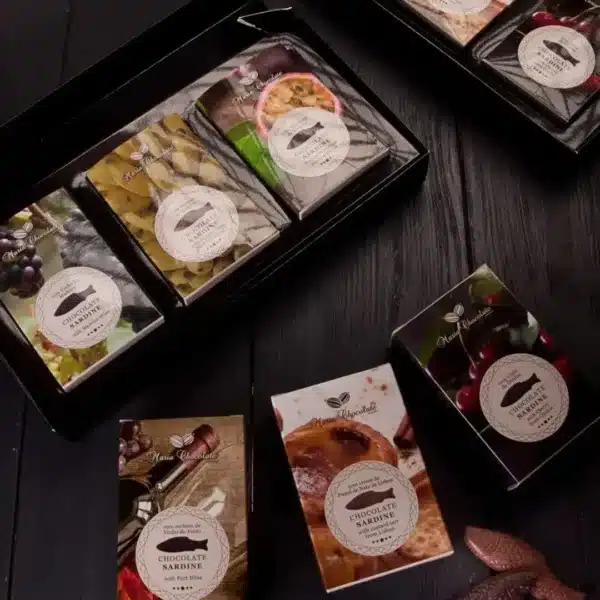 Latas de sardinhas de chocolate com recheio.